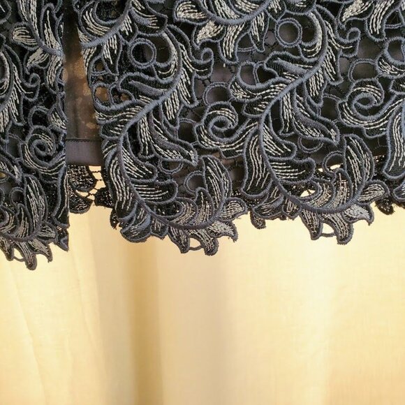 St. John Lace Skirt NWT Size 2 Charcoal Black Floral Overlay $695 Elegant Design - Picture 10 of 11